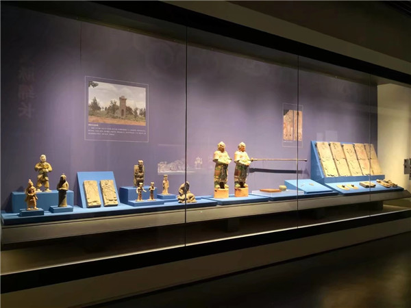 WALL-AGAINST MUSEUM DISPLAY CASES
